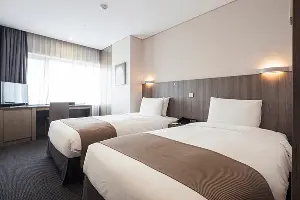 A hotel room with two beds after bed bug treatment. Protect your business with commercial bed bug control from Batzner Pest Control.